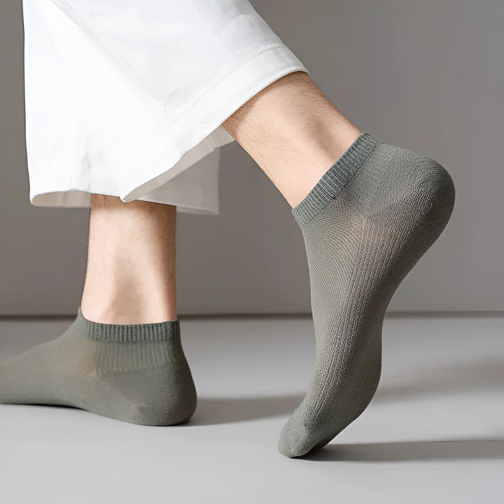 Men's solid colour low-cut polyester boat socks in six colour variations with breathable sweat-absorbing design