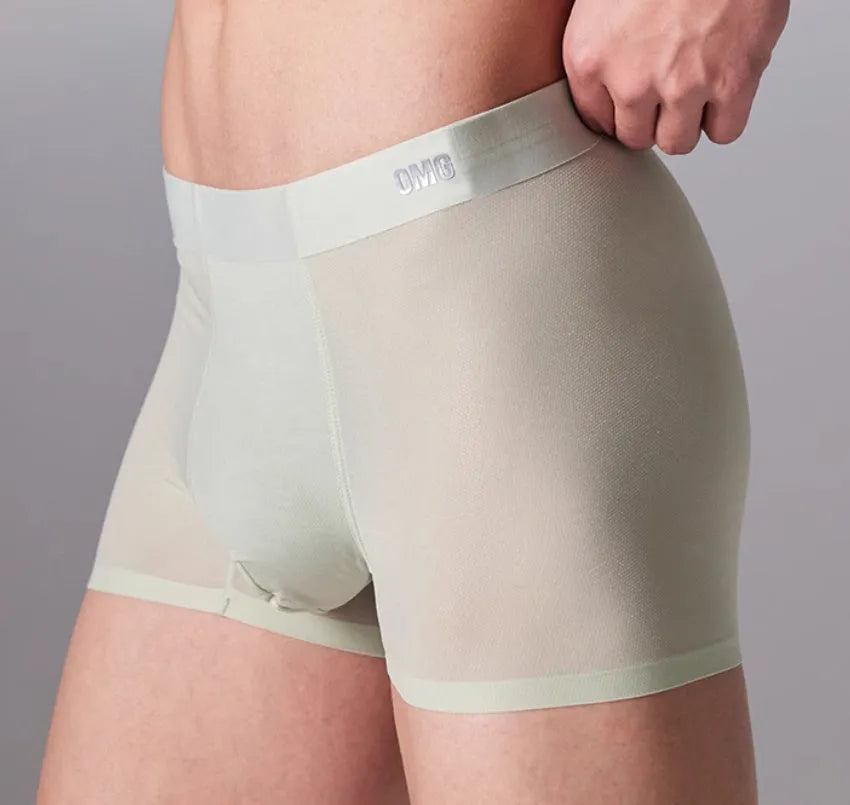 Men's seamless antibacterial fitness shorts in black, shown in size L on a mannequin.