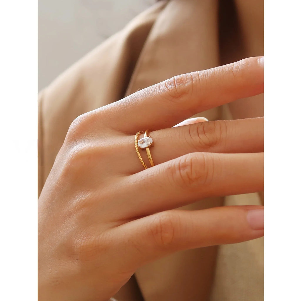 Golden heart-shaped oval ring in stainless steel with electroplated finish