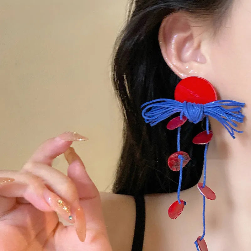 Geometric women's earrings with blue resin flowers on cloth material in silver needle colour