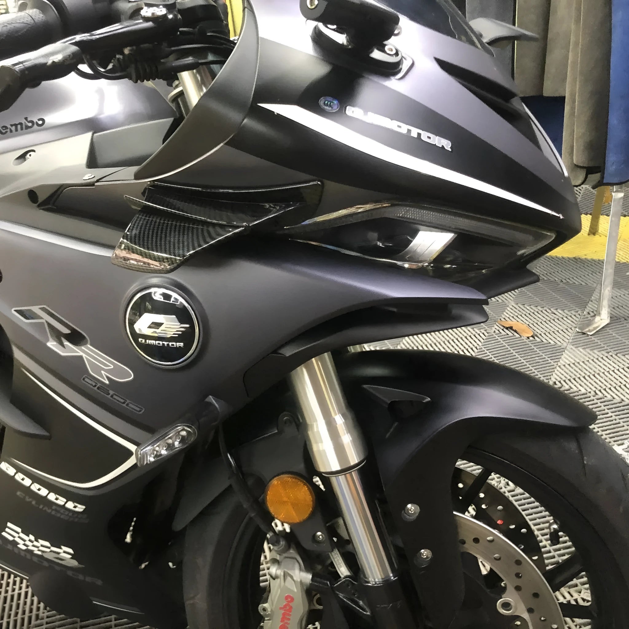 18x8cm universal motorcycle spoiler wind wing in carbon fibre pattern with bright surface finish