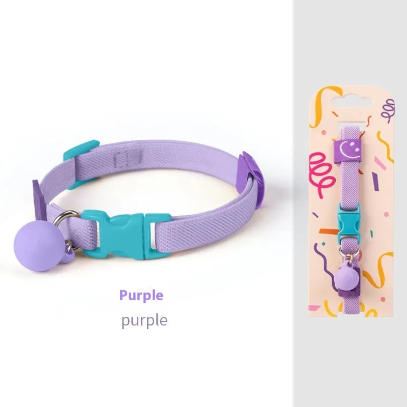 A monochrome elastic pet collar for small dogs in a choice of seven colours, adjustable from 22 to 32 cm.
