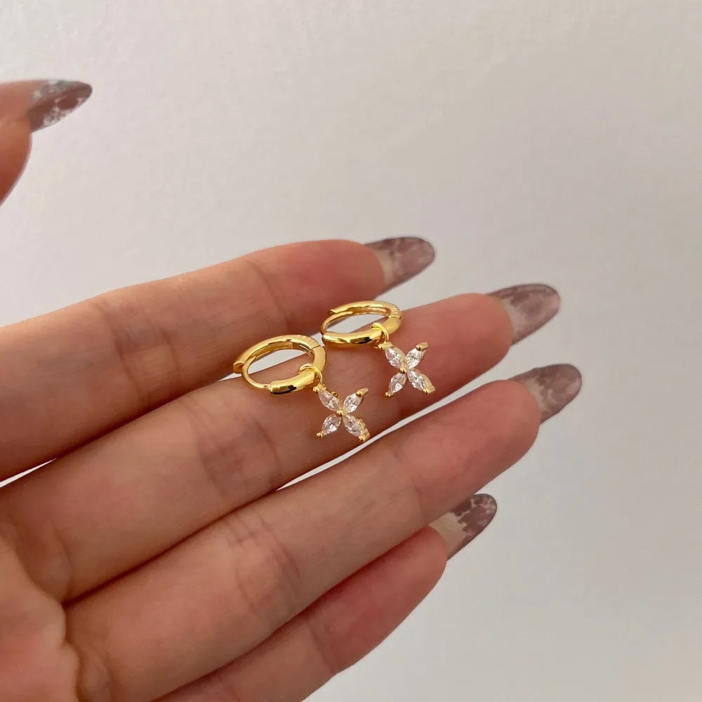 Pair of 925 sterling silver flower-shaped earrings in gold finish, Korean style women's jewellery