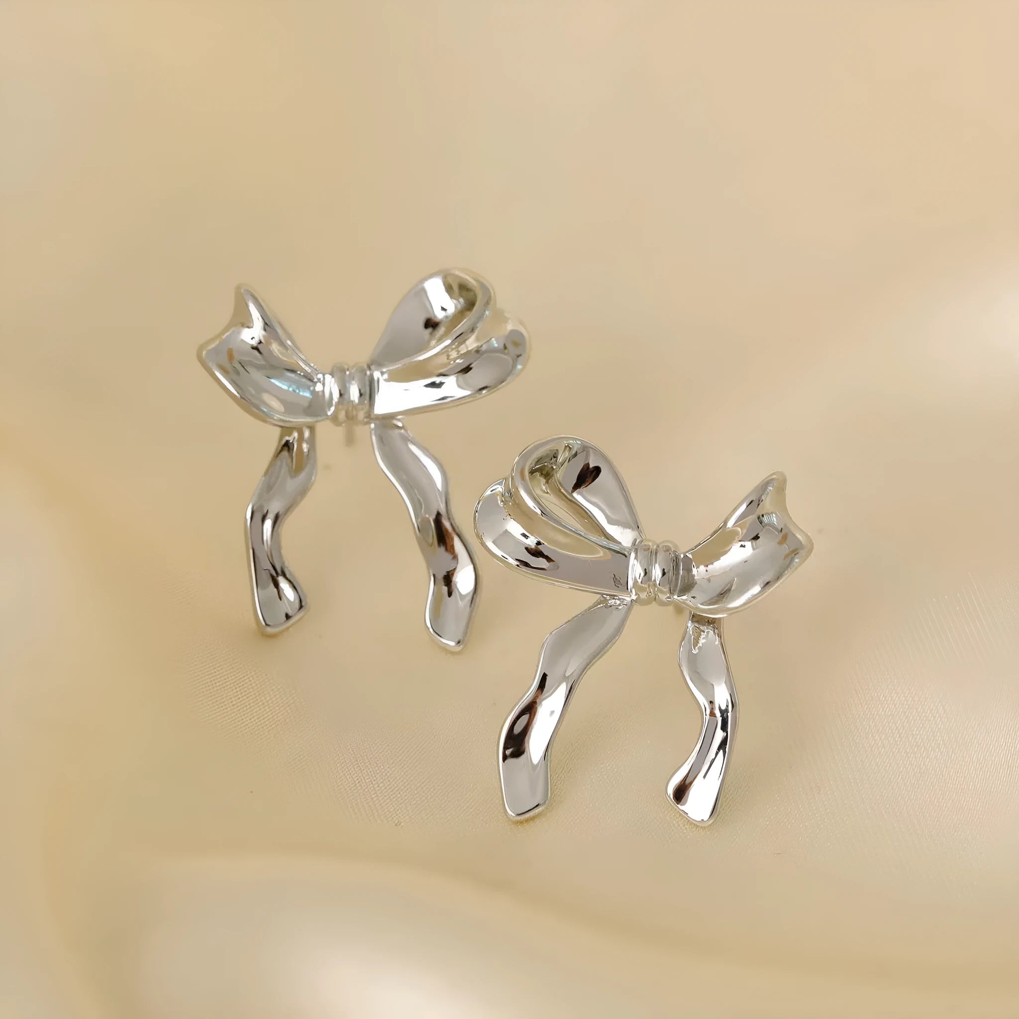 Silver bow earrings for women, copper electroplated, single ear clip and bow ear buckle single, cold wind style