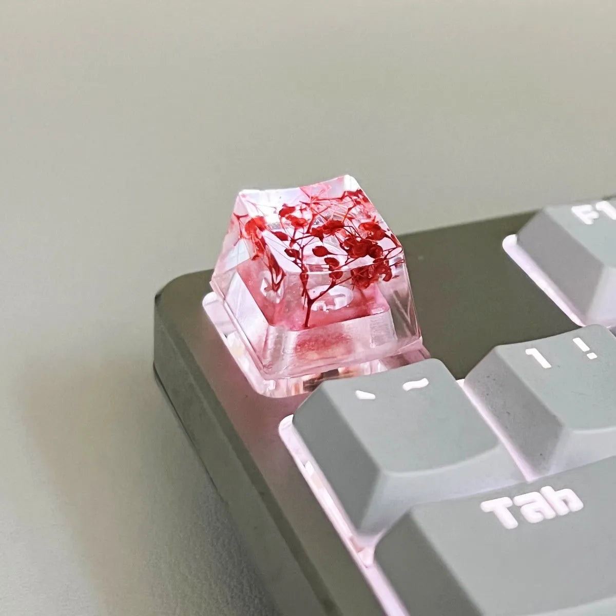 Resin mechanical keyboard keycap with starry sky pattern in transparent material