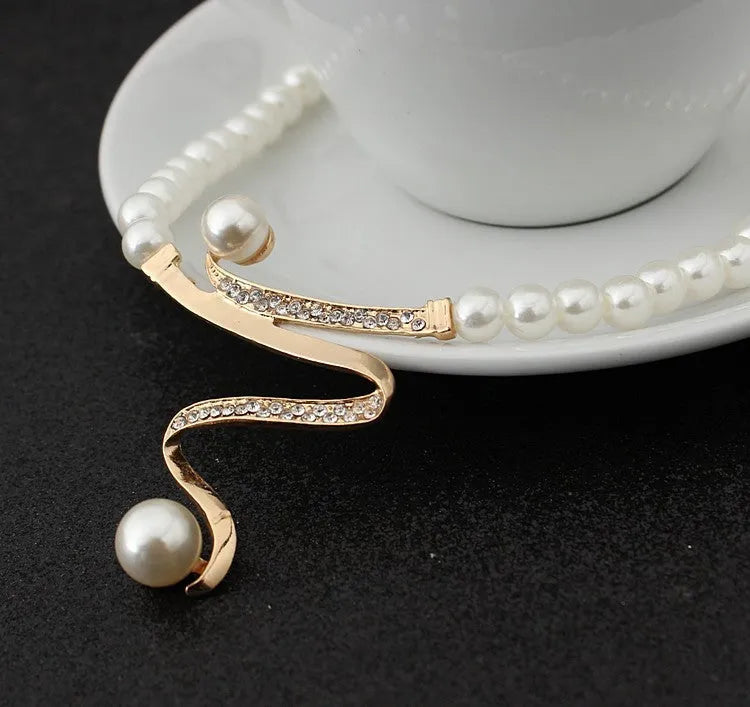 Gold colour pearl necklace and earrings set with deep V clavicle design and drop-shaped earrings