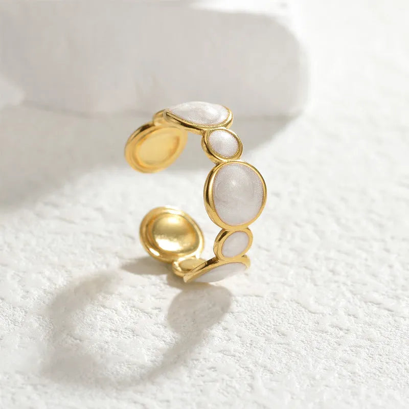 Geometric stainless steel ring for women with an adjustable opening and electroplated finish.
