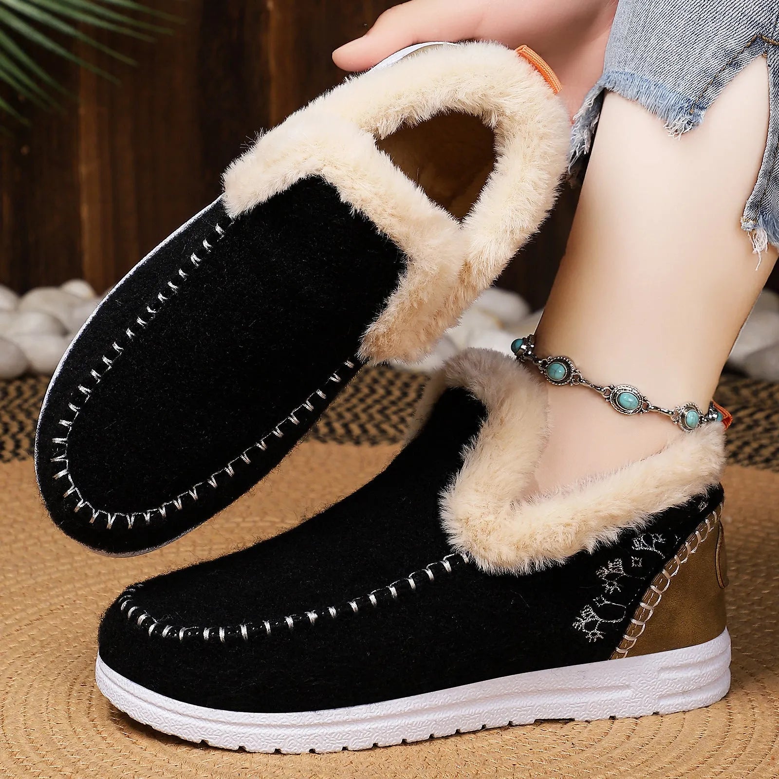 Cold-proof women's lightweight cotton boots in black with flat heel and round toe, PVC sole, oversleeve design