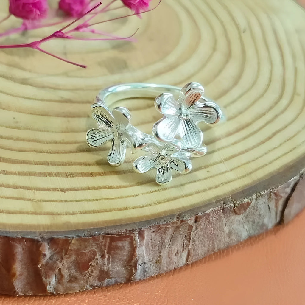 Zinc alloy camellia flower open mouth adjustable ring for women with electroplated finish