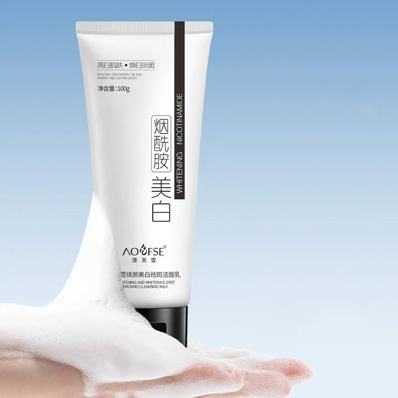 White packaged whitening freckle removing facial cleanser 100ml for universal daily use