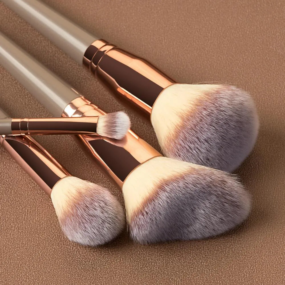 7-piece eyeshadow brush set with rayon bristles and long plastic handles in brown and black colour options