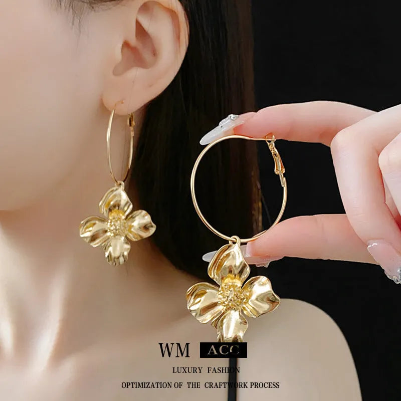 Personalised silver needle metal flower earrings in vintage geometric design, available in gold and silver colours.