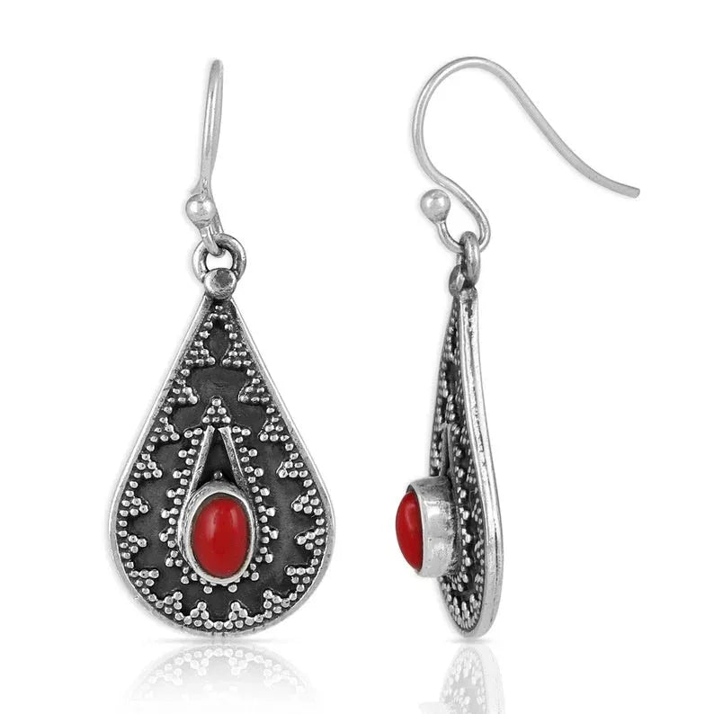Silver-coloured drop-shaped retro earrings made from zinc alloy.