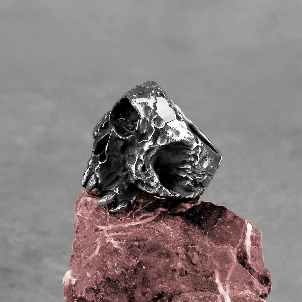 Alloy skull ring with one-eyed design in electroplated metallic finish for punk hip hop jewellery