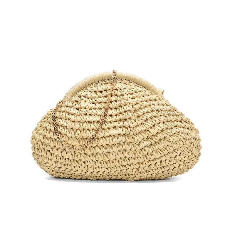 Women's shell-shaped straw beach shoulder bag with chain detail in beige colour