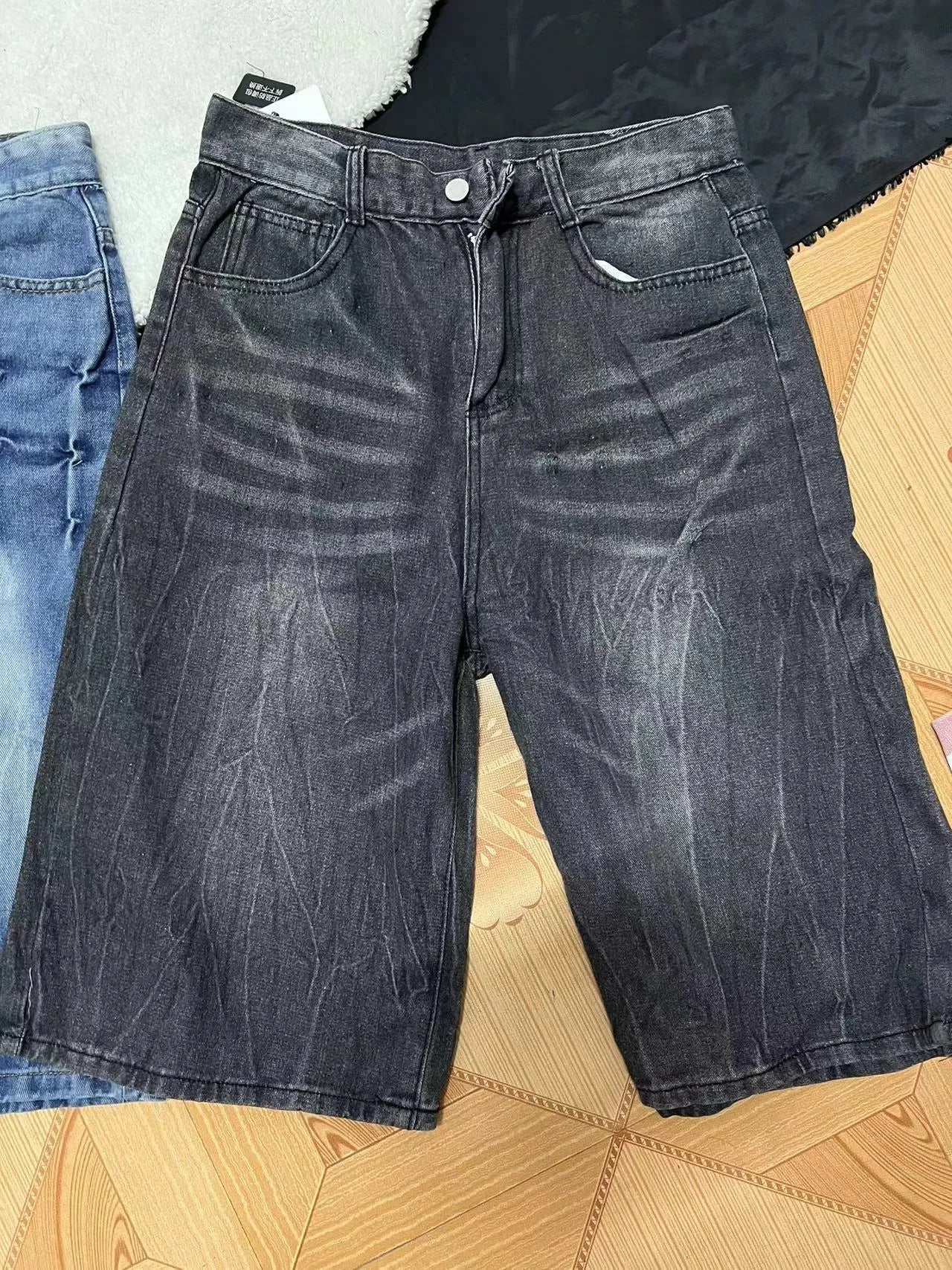 Men's loose straight-leg washed denim shorts in retro style with mid-waist and cropped length