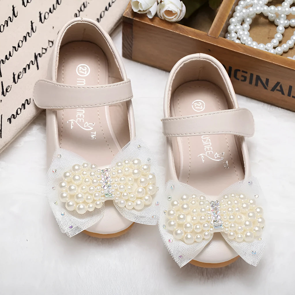 Girls' princess shoes with pearl bow, PU leather upper, flat heel, and Velcro fastening in beige white pearl colour