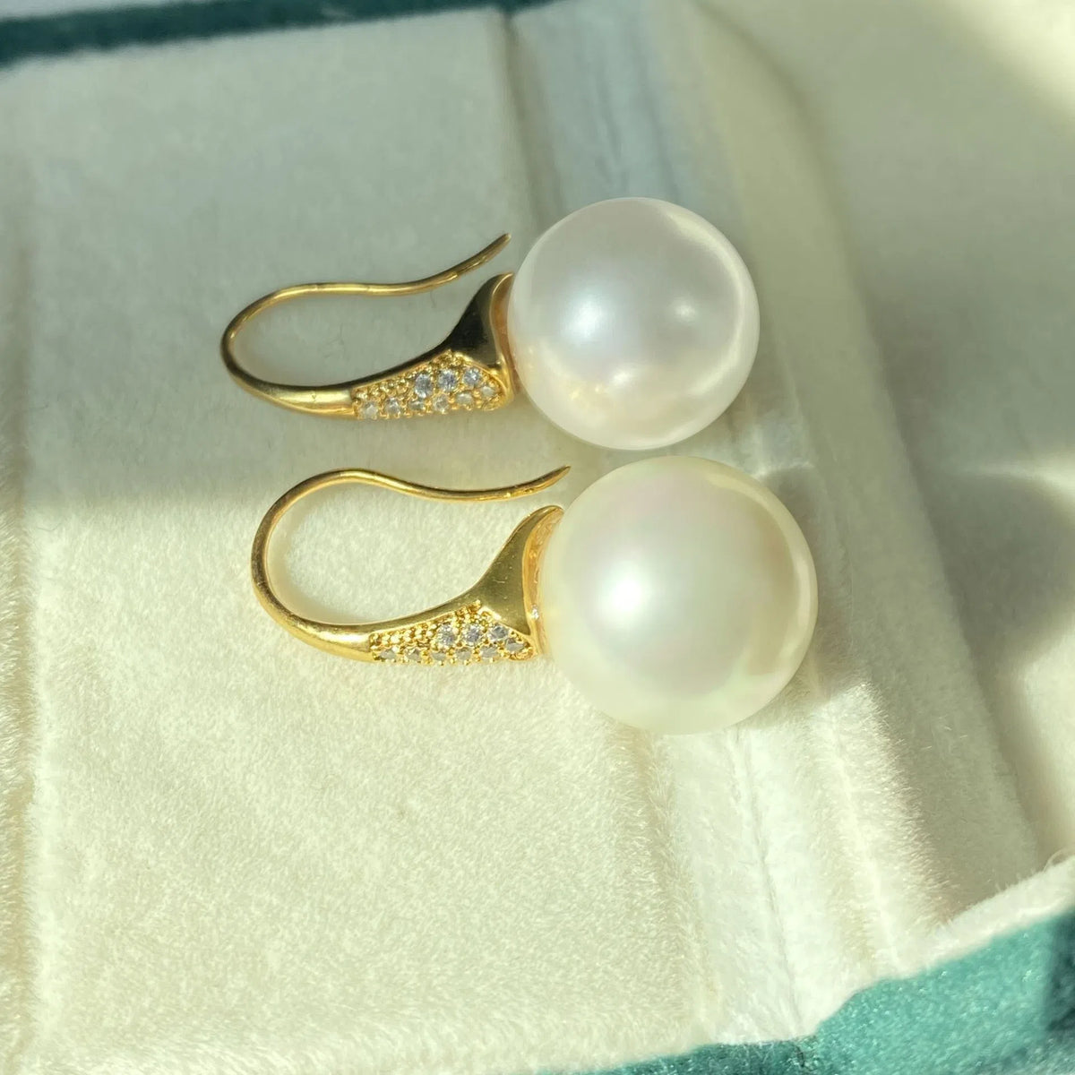 Geometric shell pearl drop earrings for women in fashionable OL style, one pair