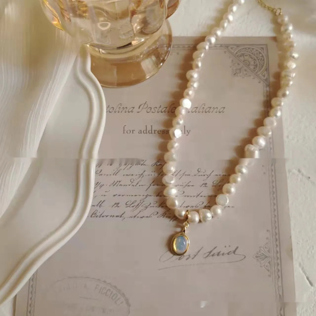 Adjustable vintage pearl alloy necklace with geometric pendant and French court design