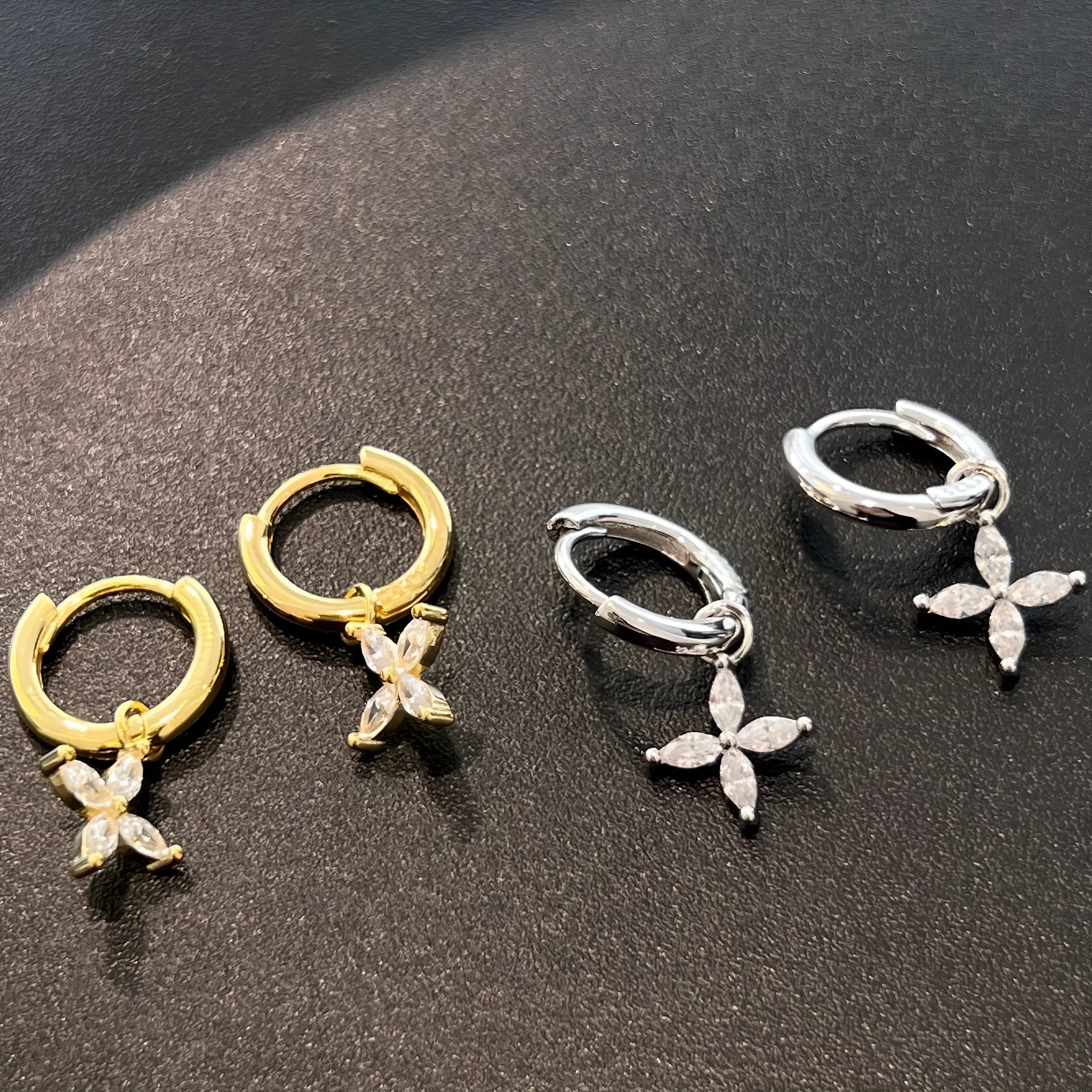 Pair of 925 sterling silver flower-shaped earrings in gold finish, Korean style women's jewellery