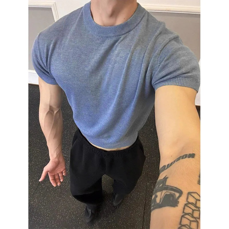 Men's slim fit polyester T-shirt in solid colour with short sleeves and thread cuff-closing detail
