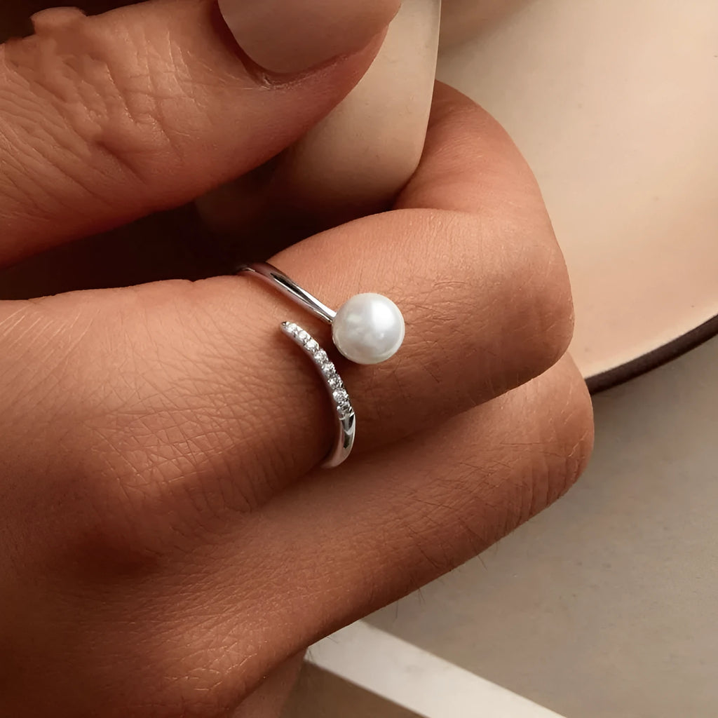 Adjustable S925 sterling silver ring with shell pearl centrepiece and open loop design