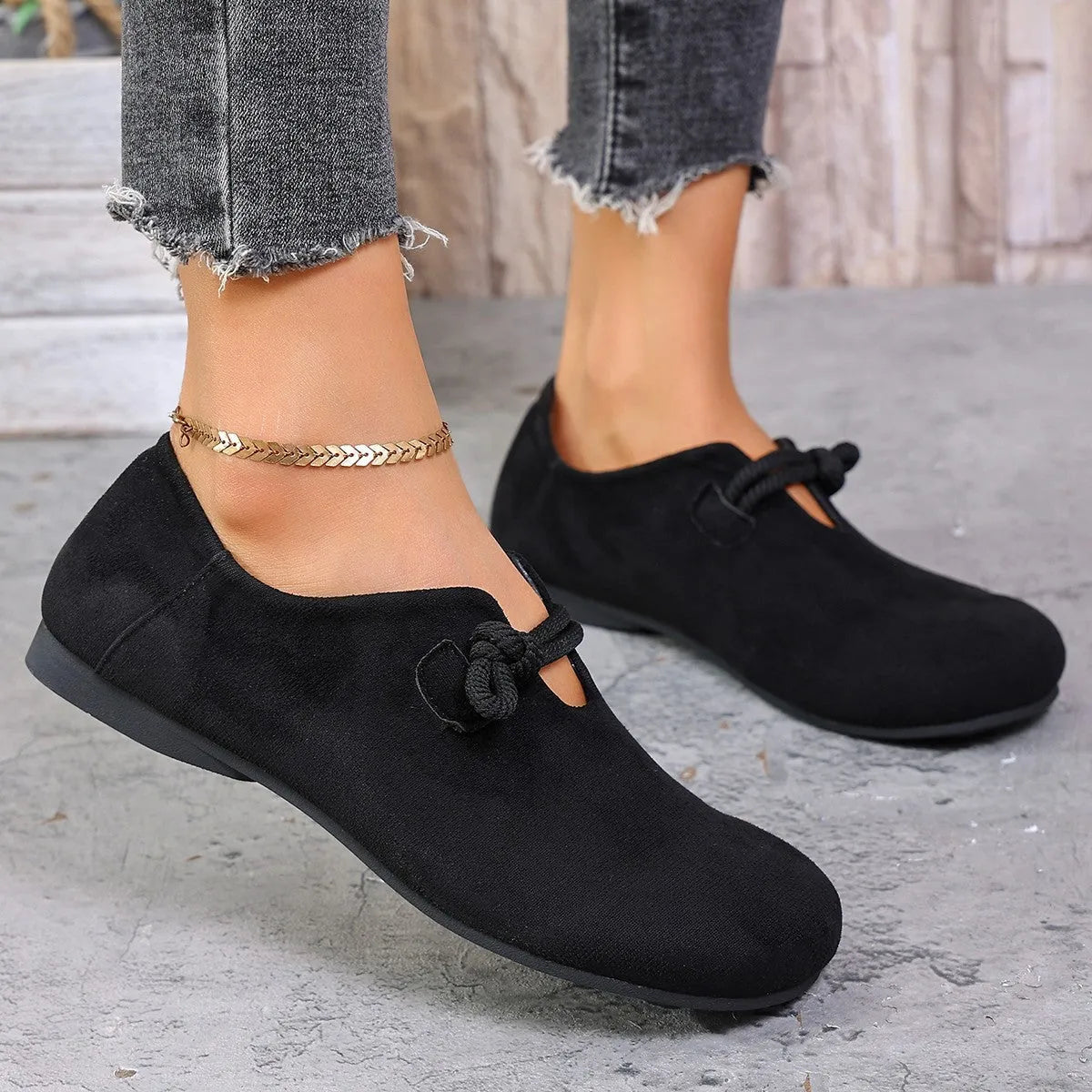 Round head slip-on flat shoes in solid colour, cowhide suede upper, low heel, flat rubber sole, sizes 36-43