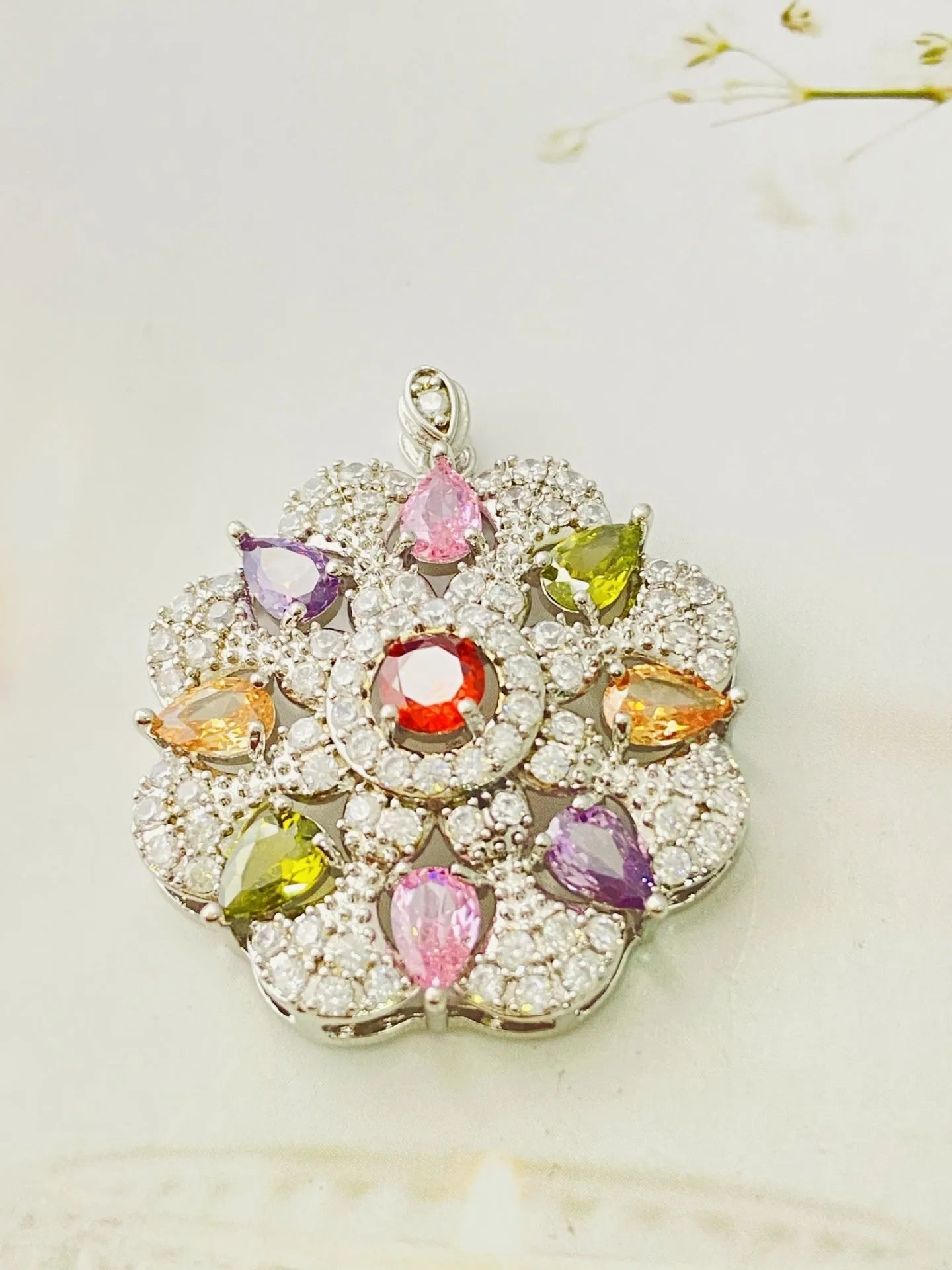 Women's floral-shaped zircon pendant necklace in gold, champagne gold, or platinum colour finish