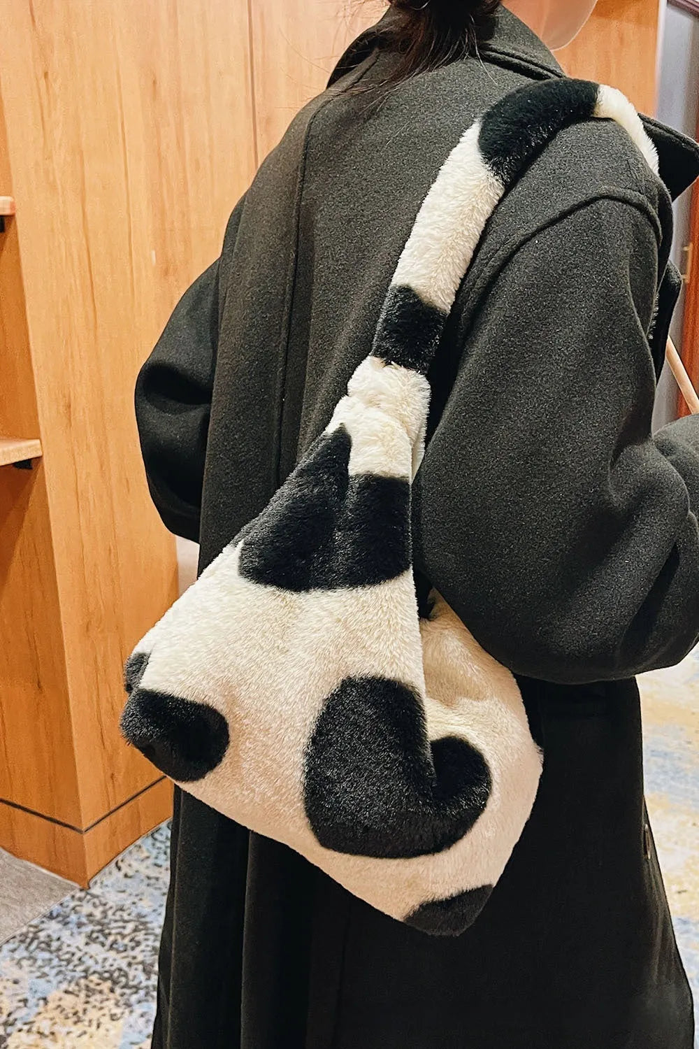 Fluffy plush shoulder bag 30x25x6cm in assorted colours and patterns, casual ladies handbag.
