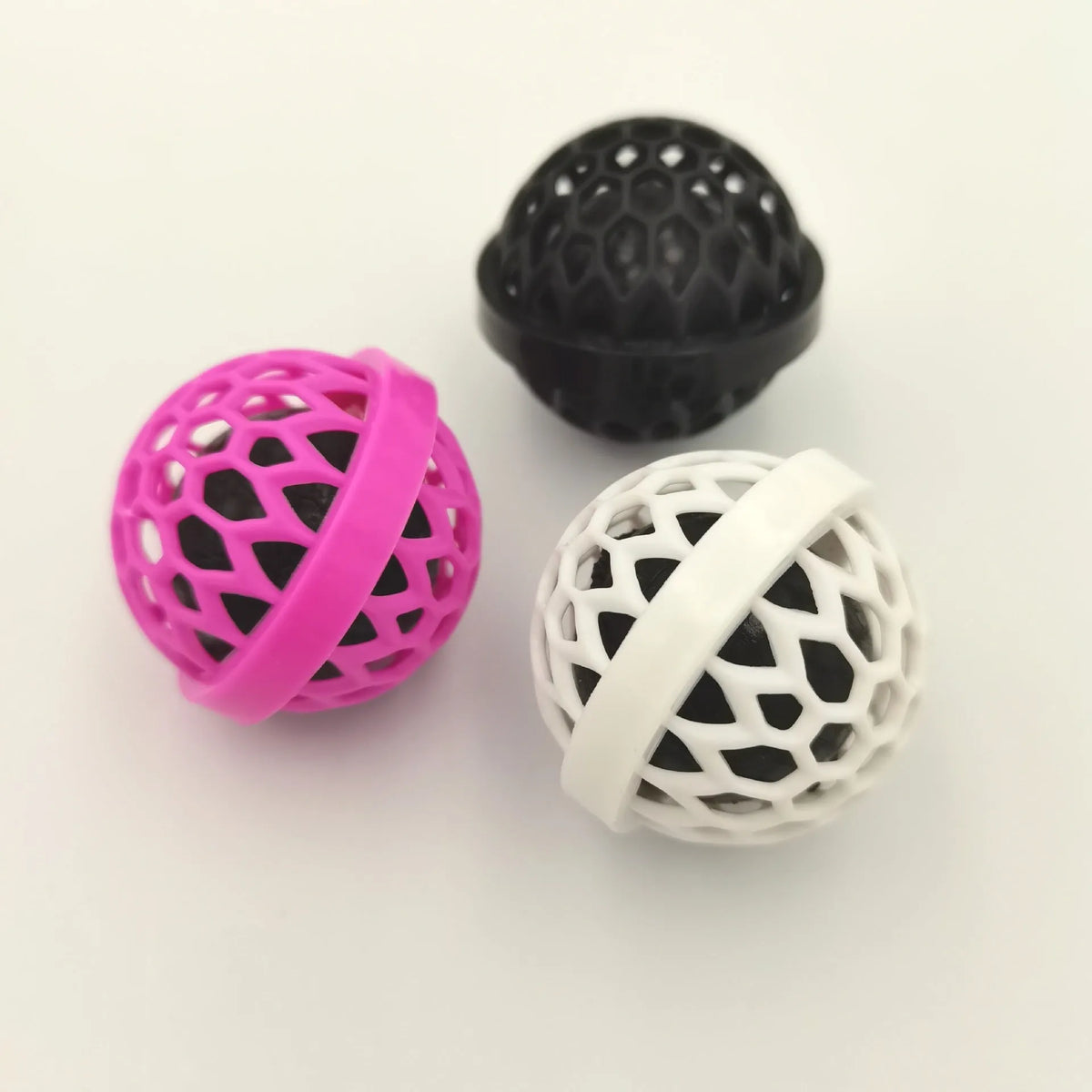 Reusable sticky bag cleaning ball in black, pink or white for backpack, purse and handbag linings, made from PP and TPR with plastic case
