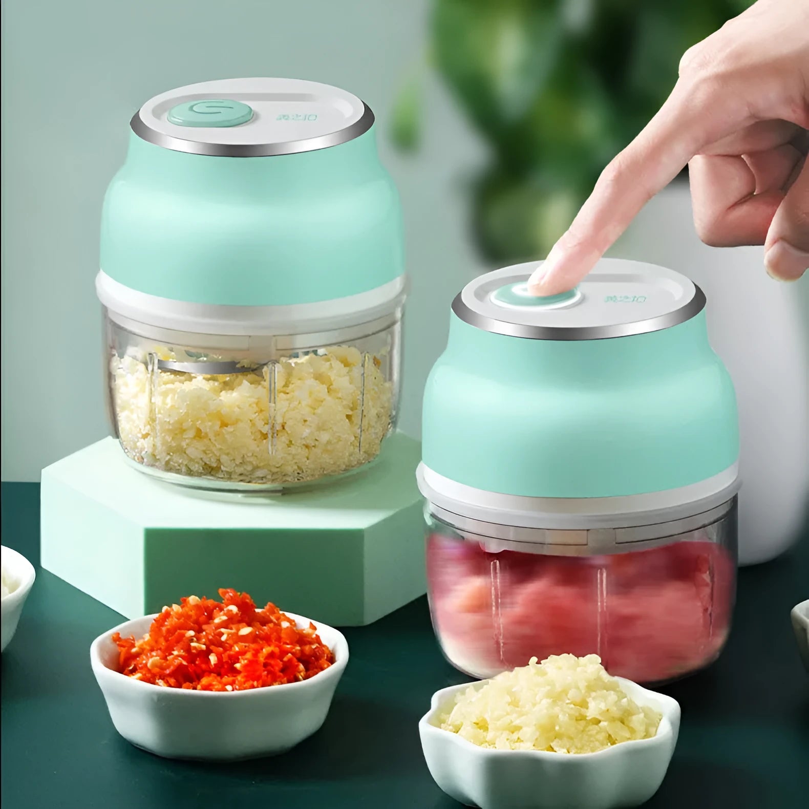 Portable USB electric mini food chopper with transparent cup and stainless steel blade for garlic and vegetables