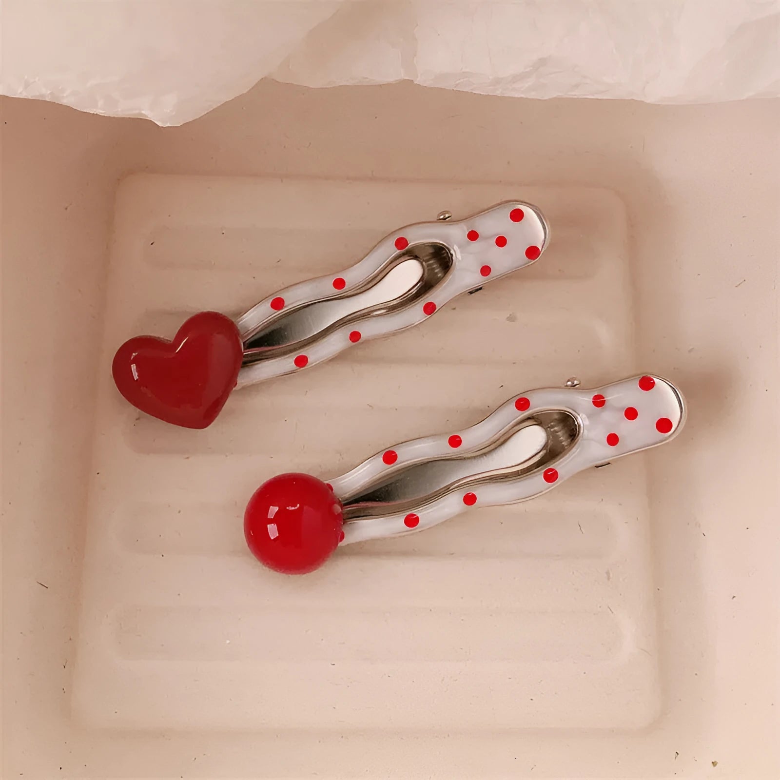 Red three-dimensional love heart hair clip with French dots and willow leaf decoration